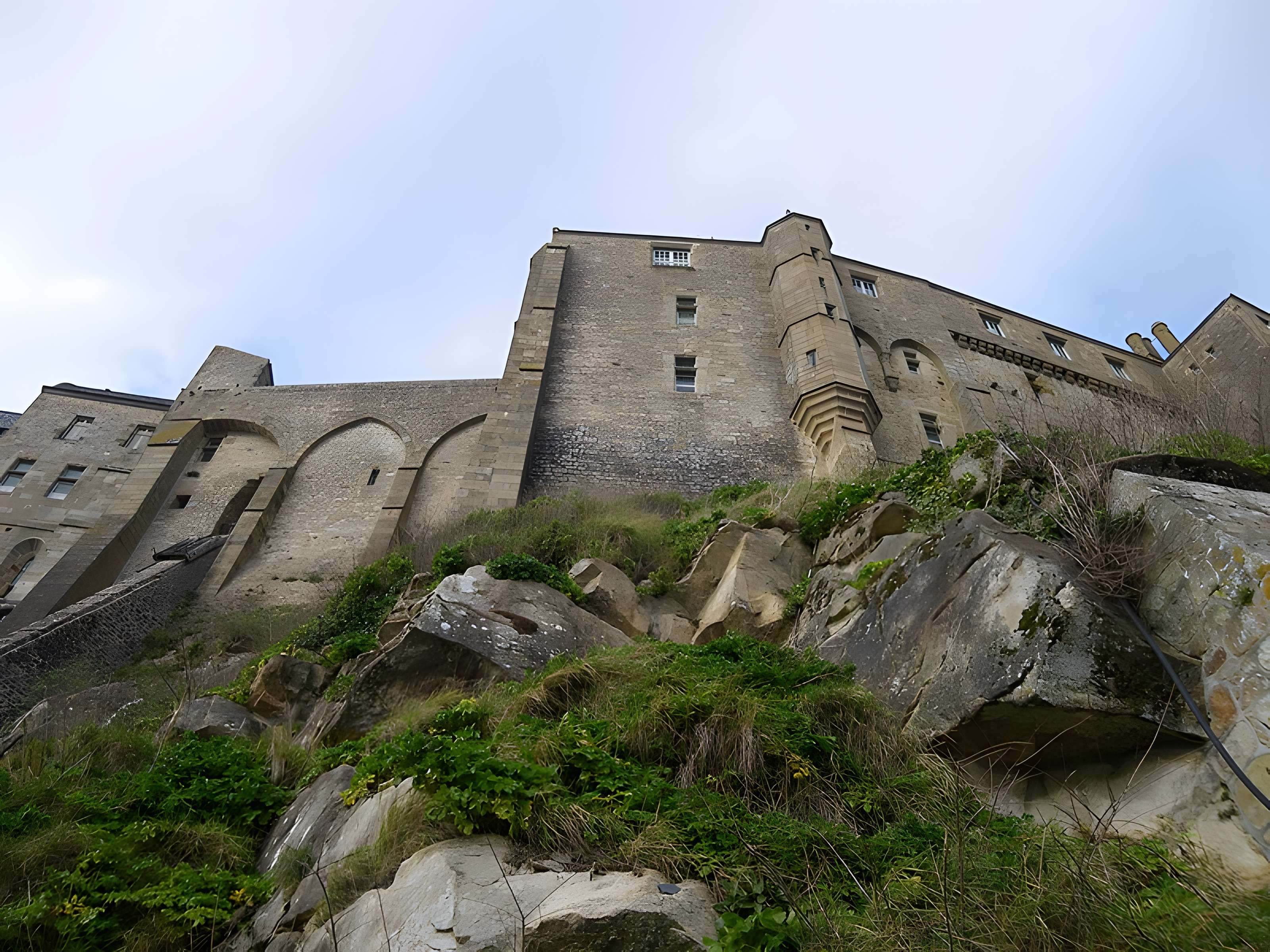 Remparts, enceinte de la ville et ses dépendances