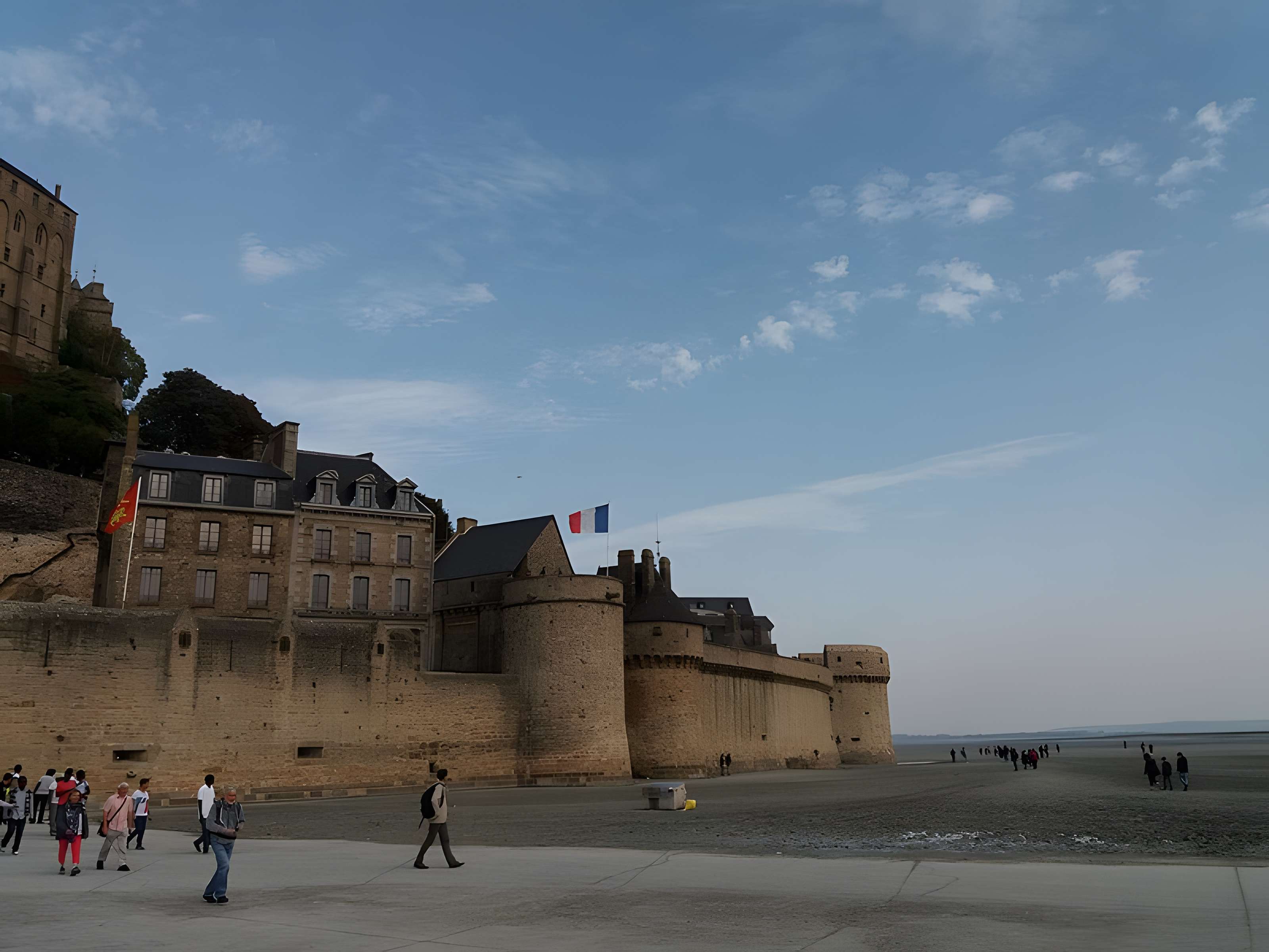 Remparts, enceinte de la ville et ses dépendances