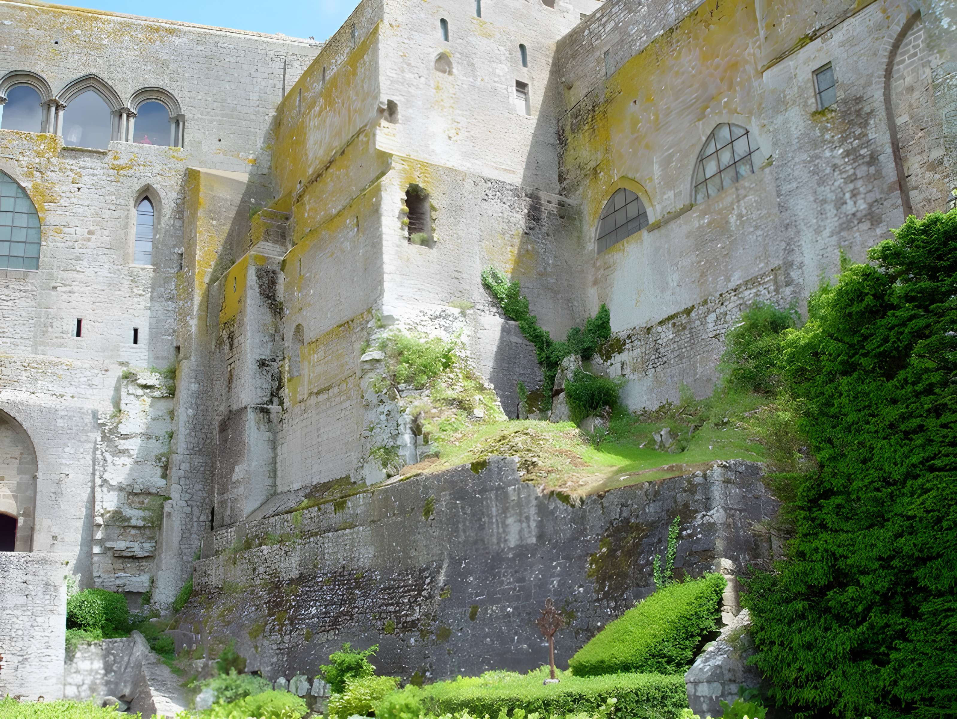 Remparts, enceinte de la ville et ses dépendances