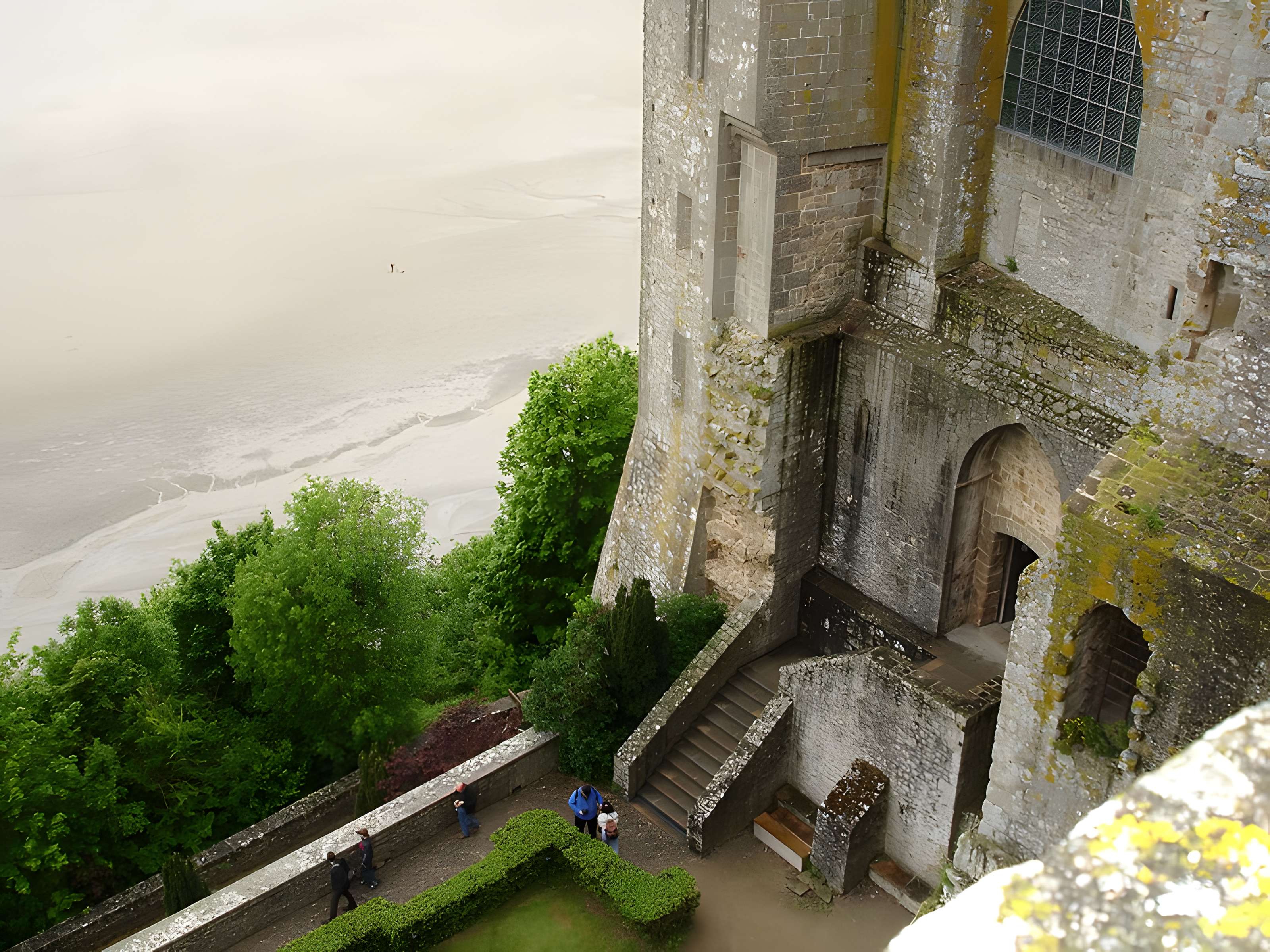 Remparts, enceinte de la ville et ses dépendances