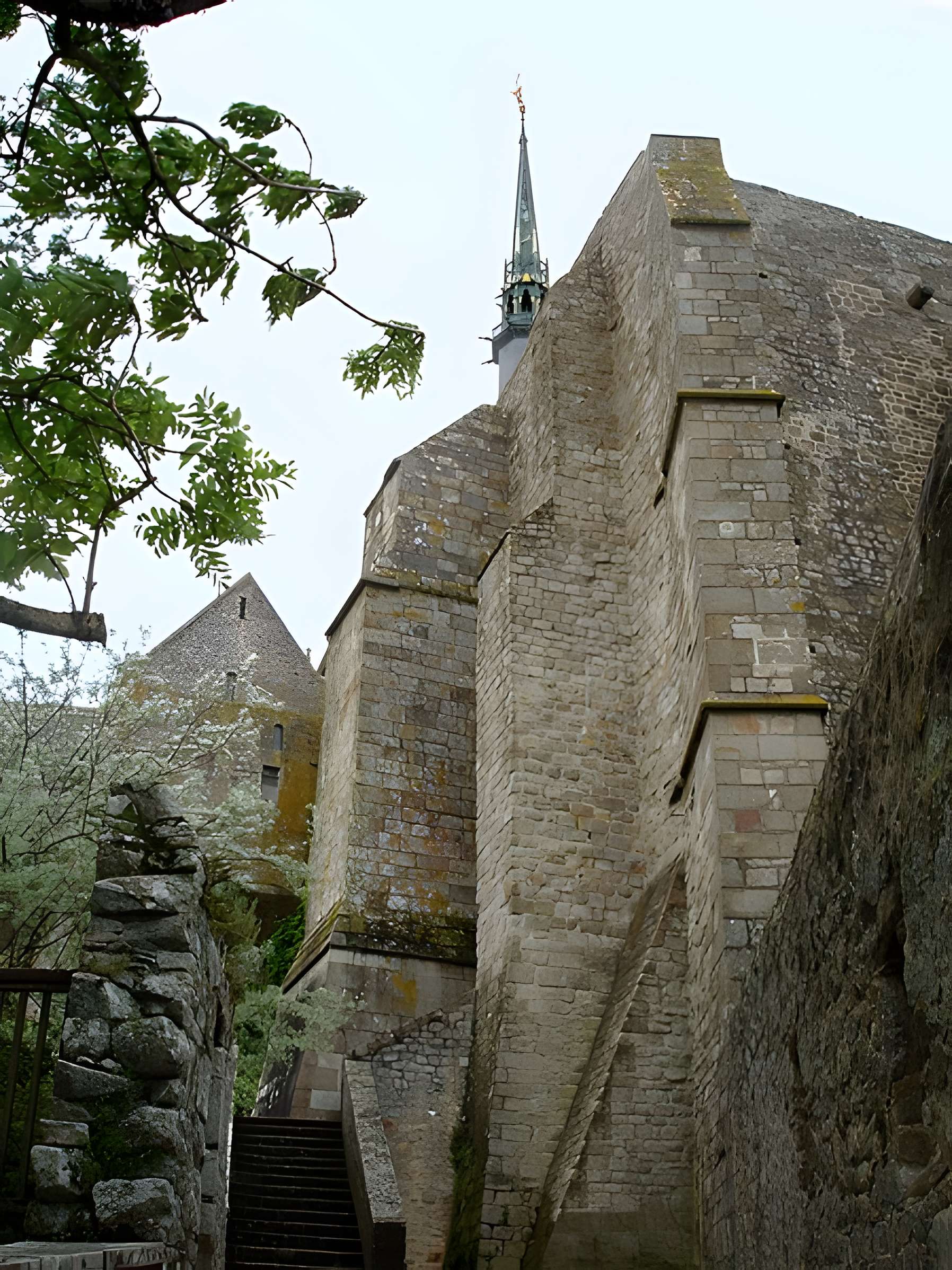 Remparts, enceinte de la ville et ses dépendances