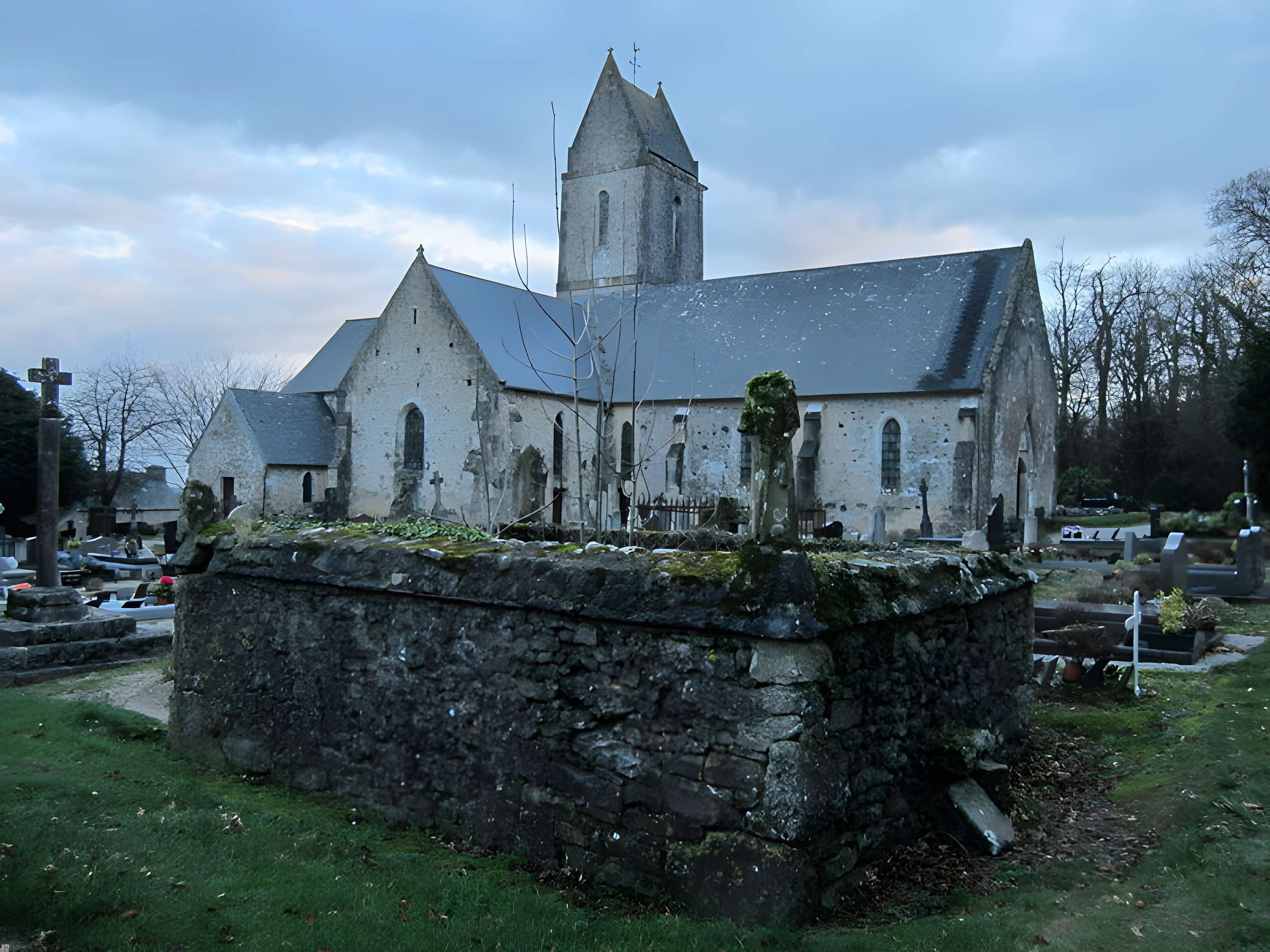 Eglise et enclos paroissial