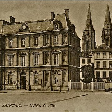 Ensemble architectural  de lhôtel de ville, du beffroi et de la halle