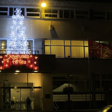 Ensemble architectural  de lhôtel de ville, du beffroi et de la halle