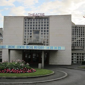 Ensemble architectural  de lhôtel de ville, du beffroi et de la halle