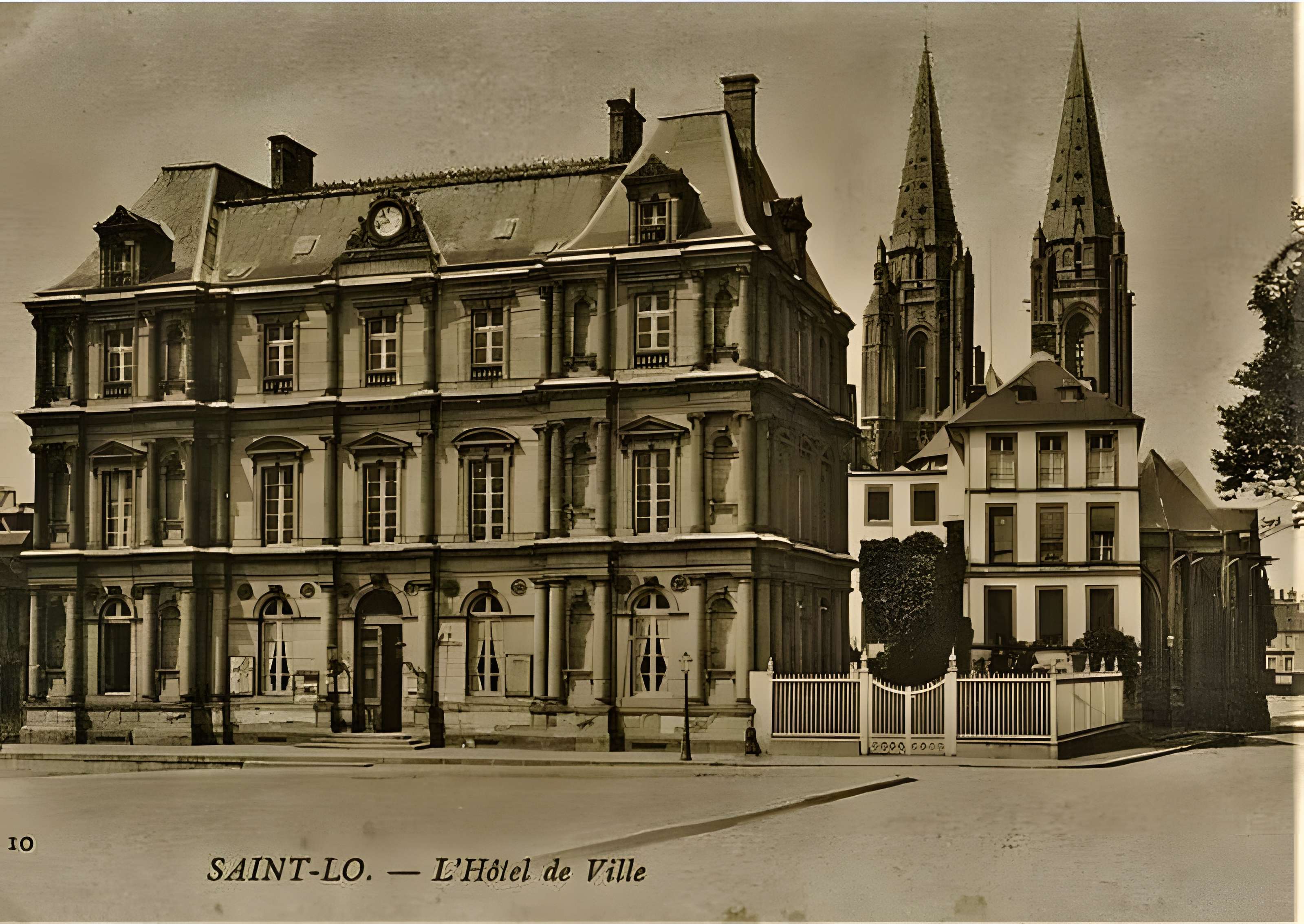 Ensemble architectural  de l'hôtel de ville, du beffroi et de la halle