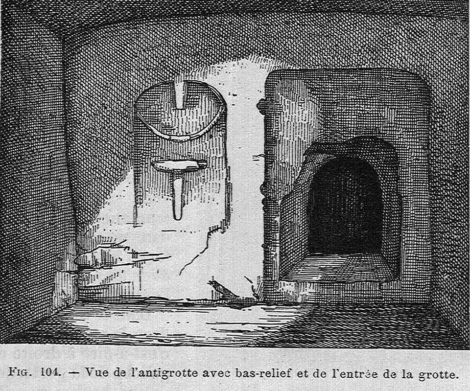 Photo de Terrain avec les grottes préhistoriques