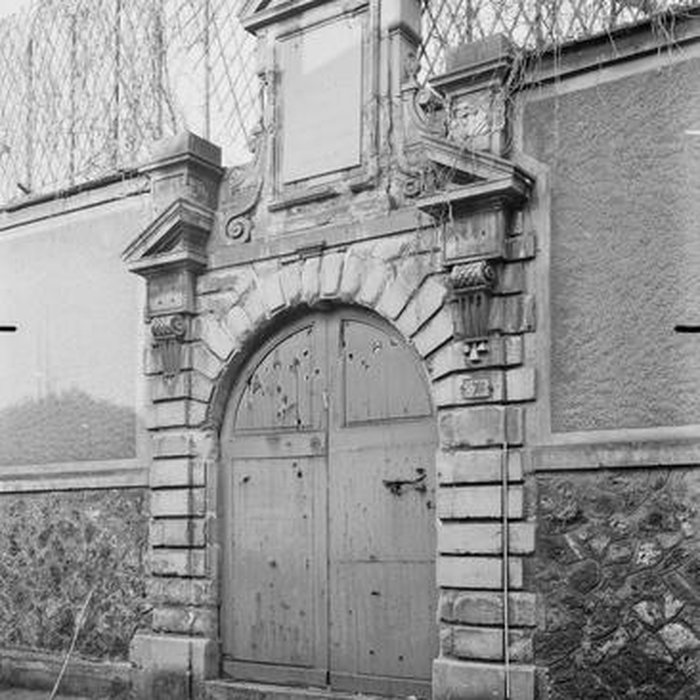 Photo de Porte servant autrefois dentrée à «la Pourcelette»