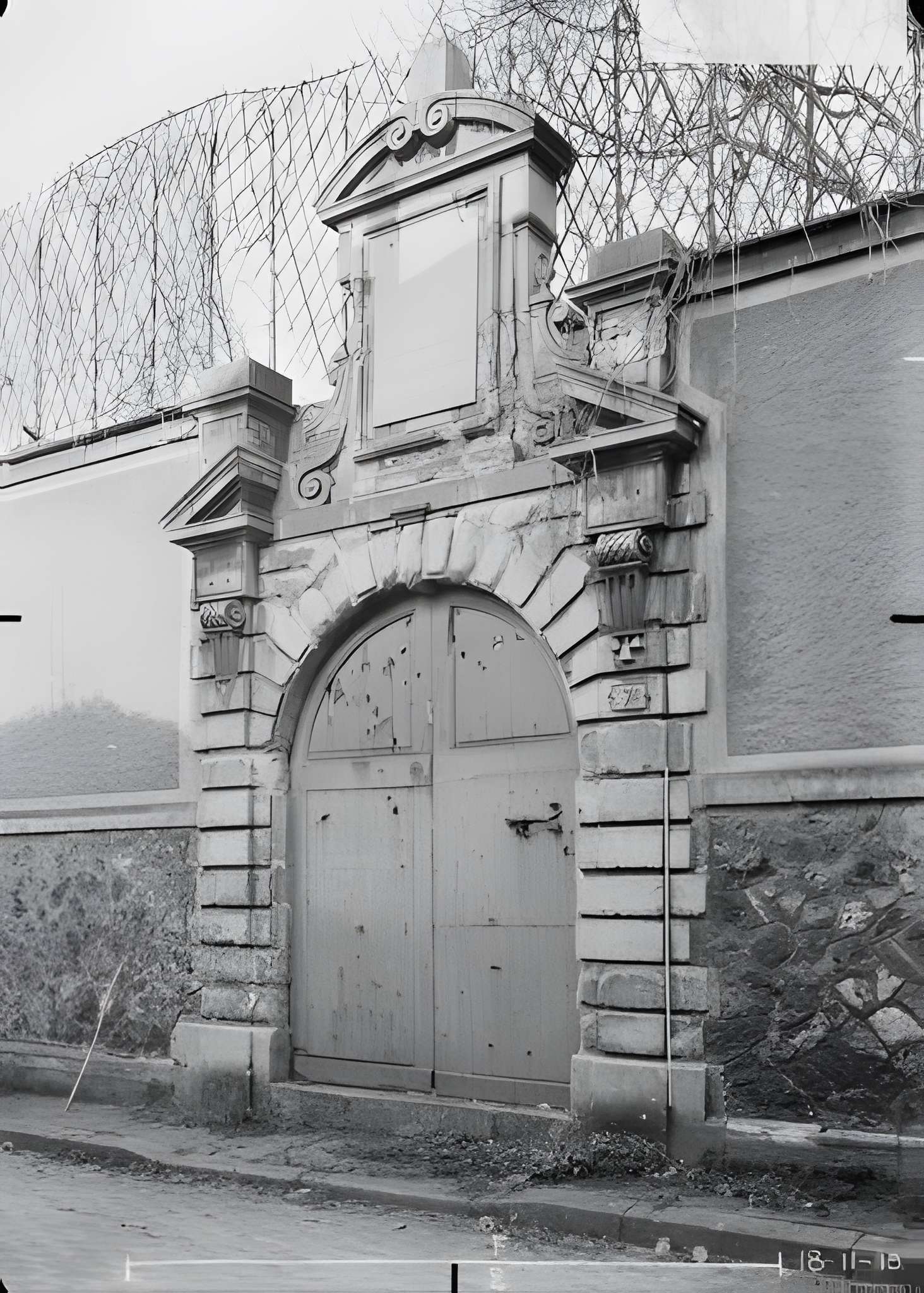 Porte servant autrefois d'entrée à «la Pourcelette»