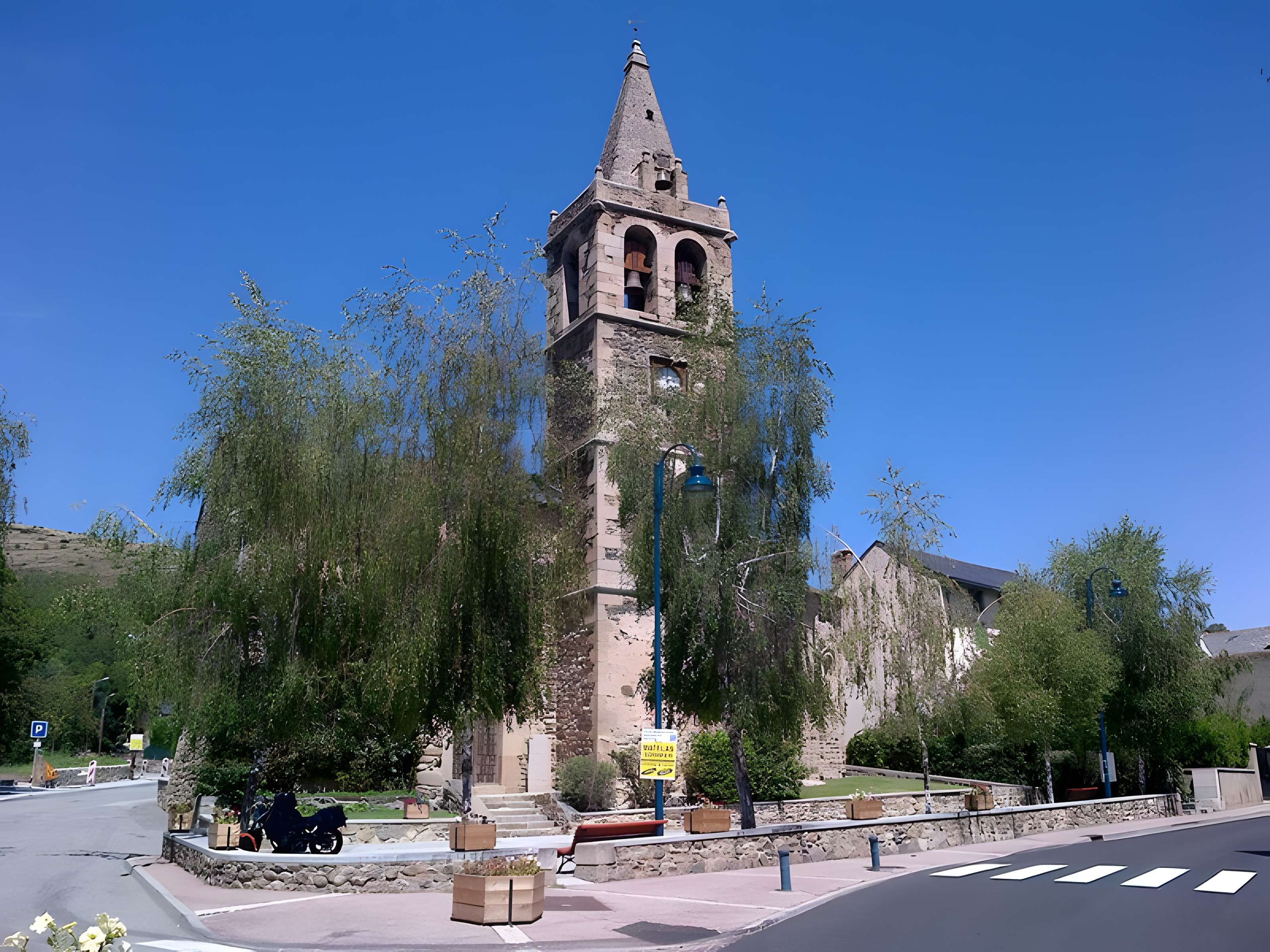 Église Saint-Martin d'Ur et croix