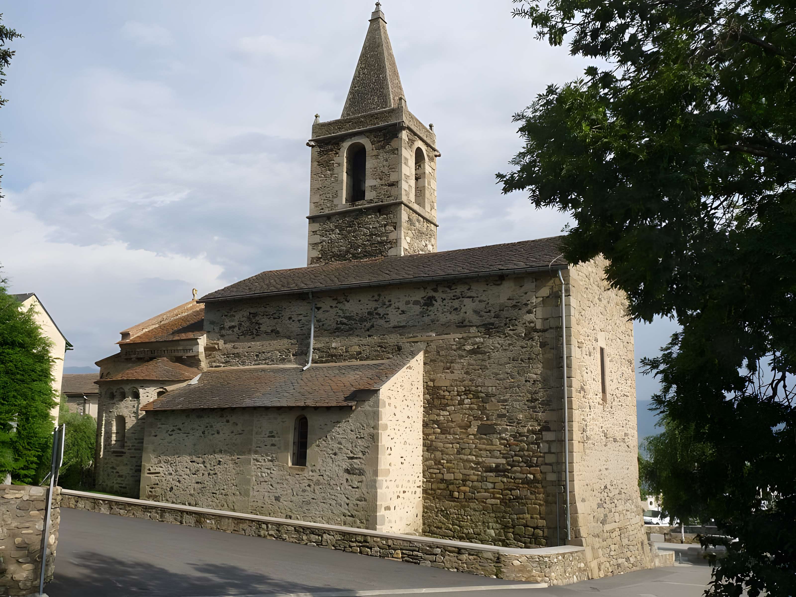 Église Saint-Martin d'Ur et croix