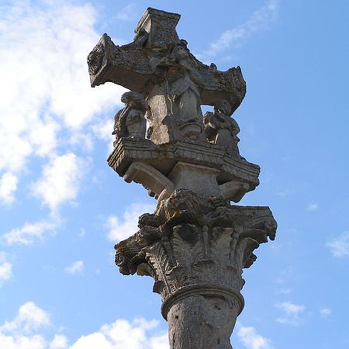 Photo de Croix située sur la place