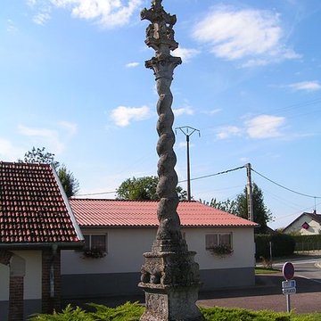 Croix située sur la place
