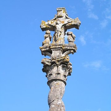Croix située sur la place