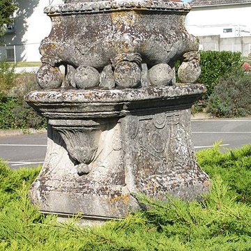 Croix située sur la place