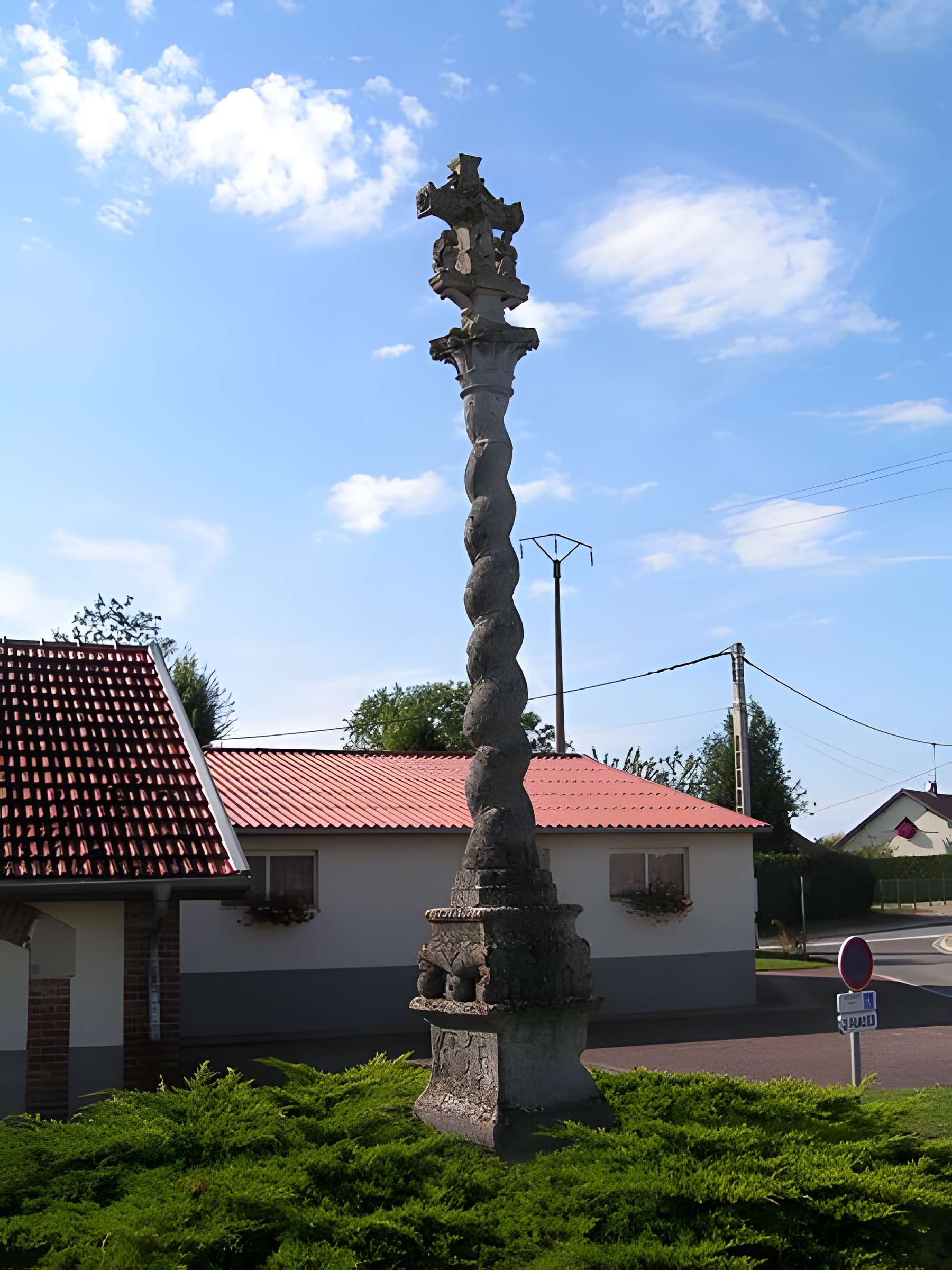 Croix située sur la place