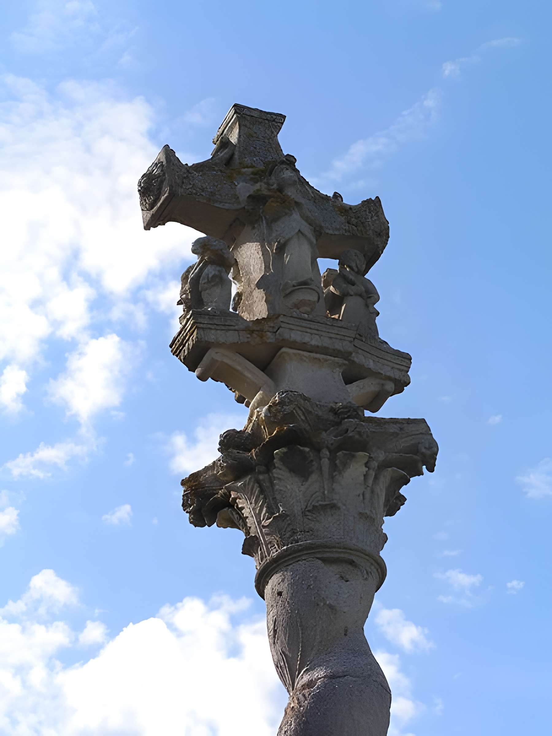 Croix située sur la place