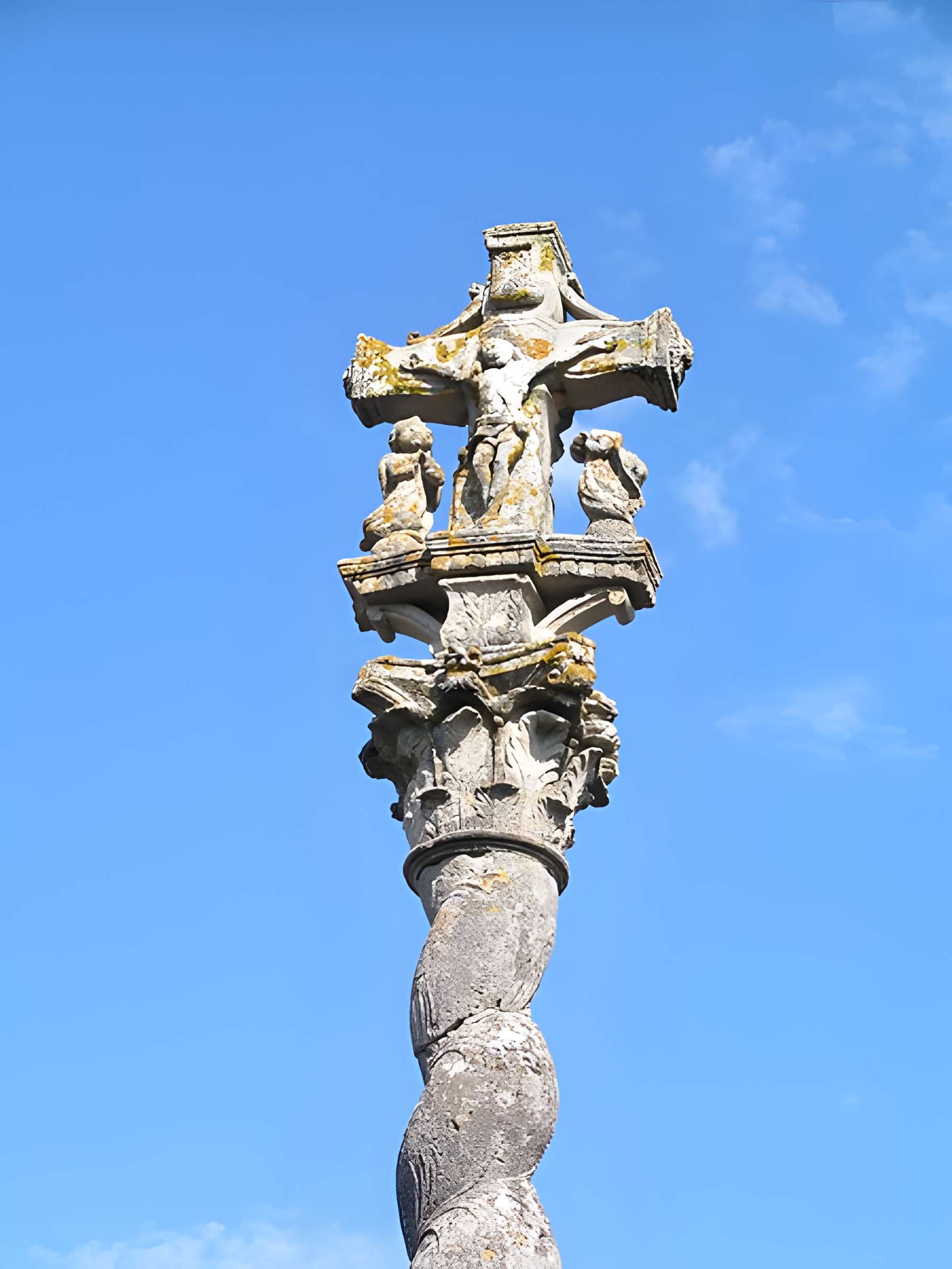 Croix située sur la place
