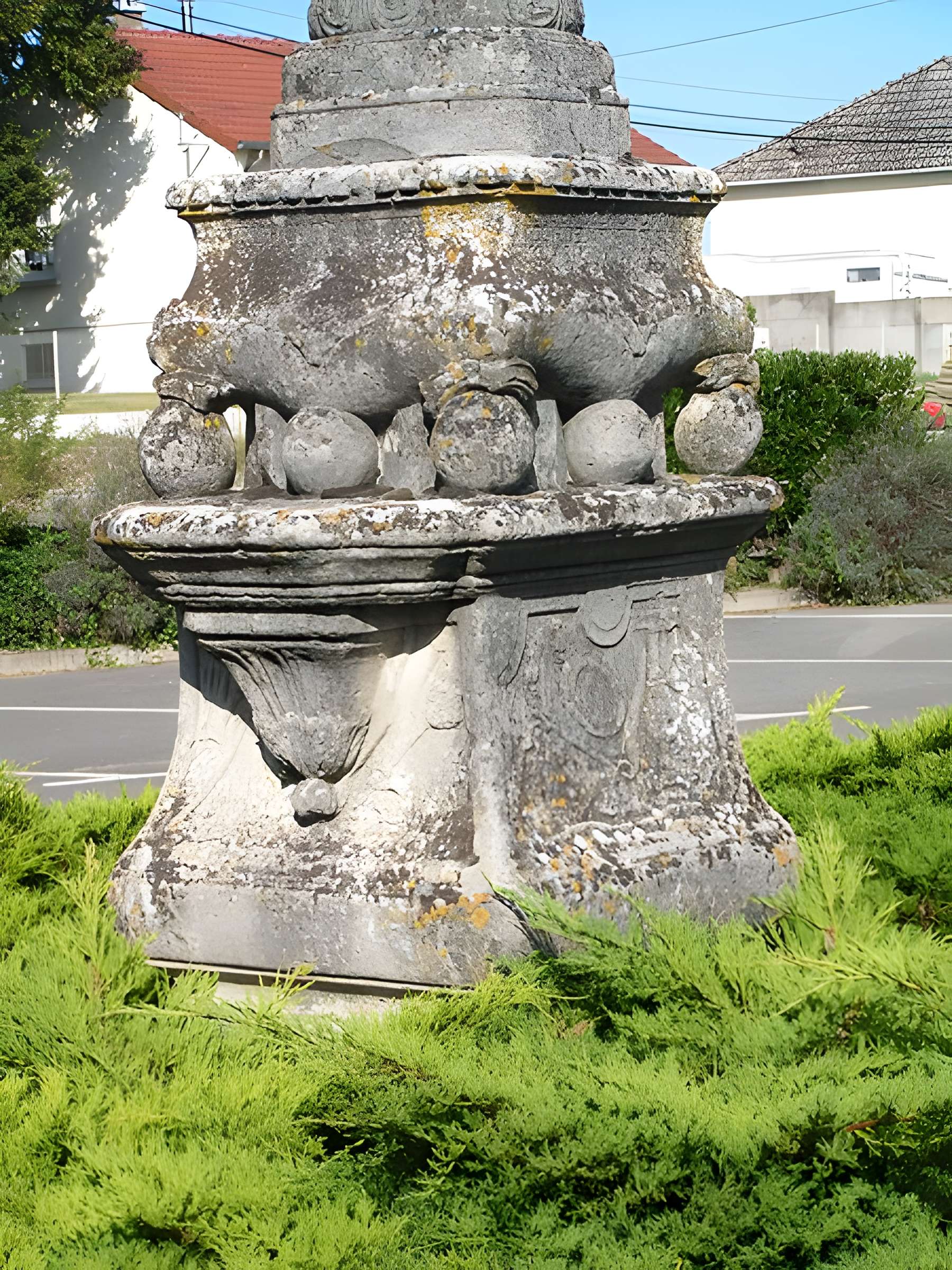 Croix située sur la place