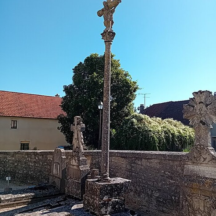 Photo de Croix du 16s située dans le cimetière