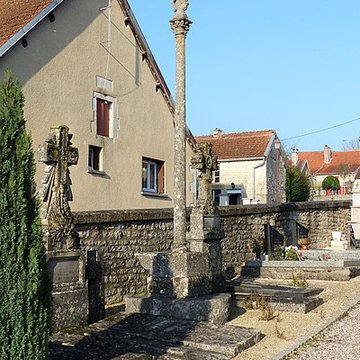 Croix du 16s située dans le cimetière