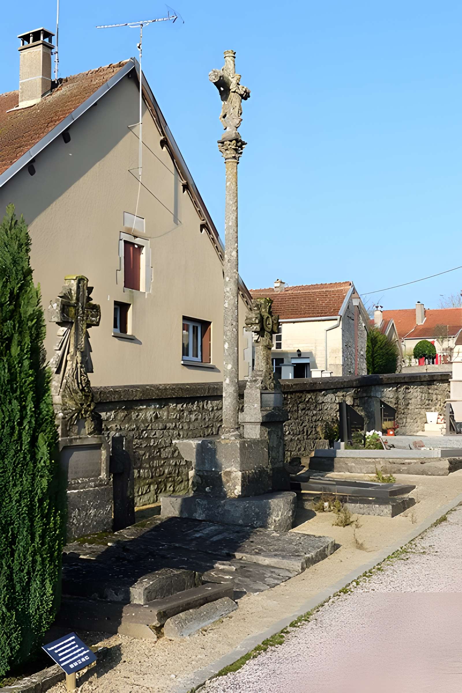 Croix du 16s située dans le cimetière