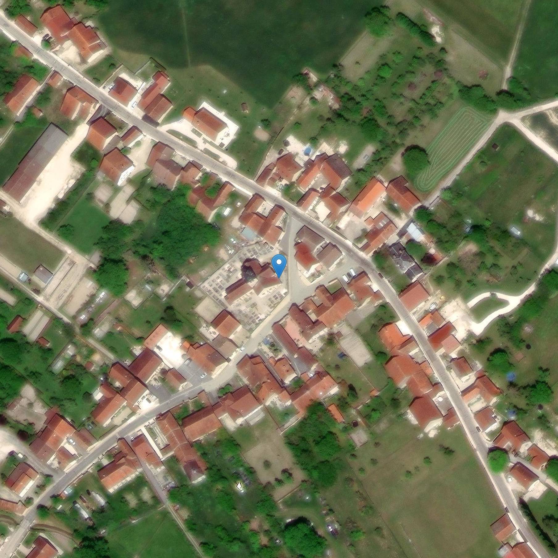 Photo de Cemetery cross located against the bedside of the church
