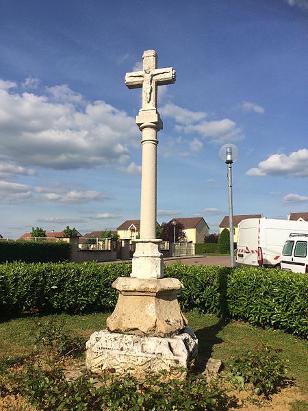 Photo de Croix du 14s située route de Langres à la sortie du village