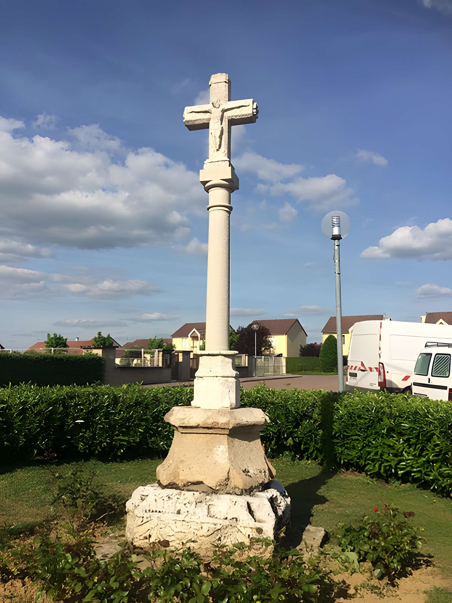 Croix du 14s située route de Langres à la sortie du village