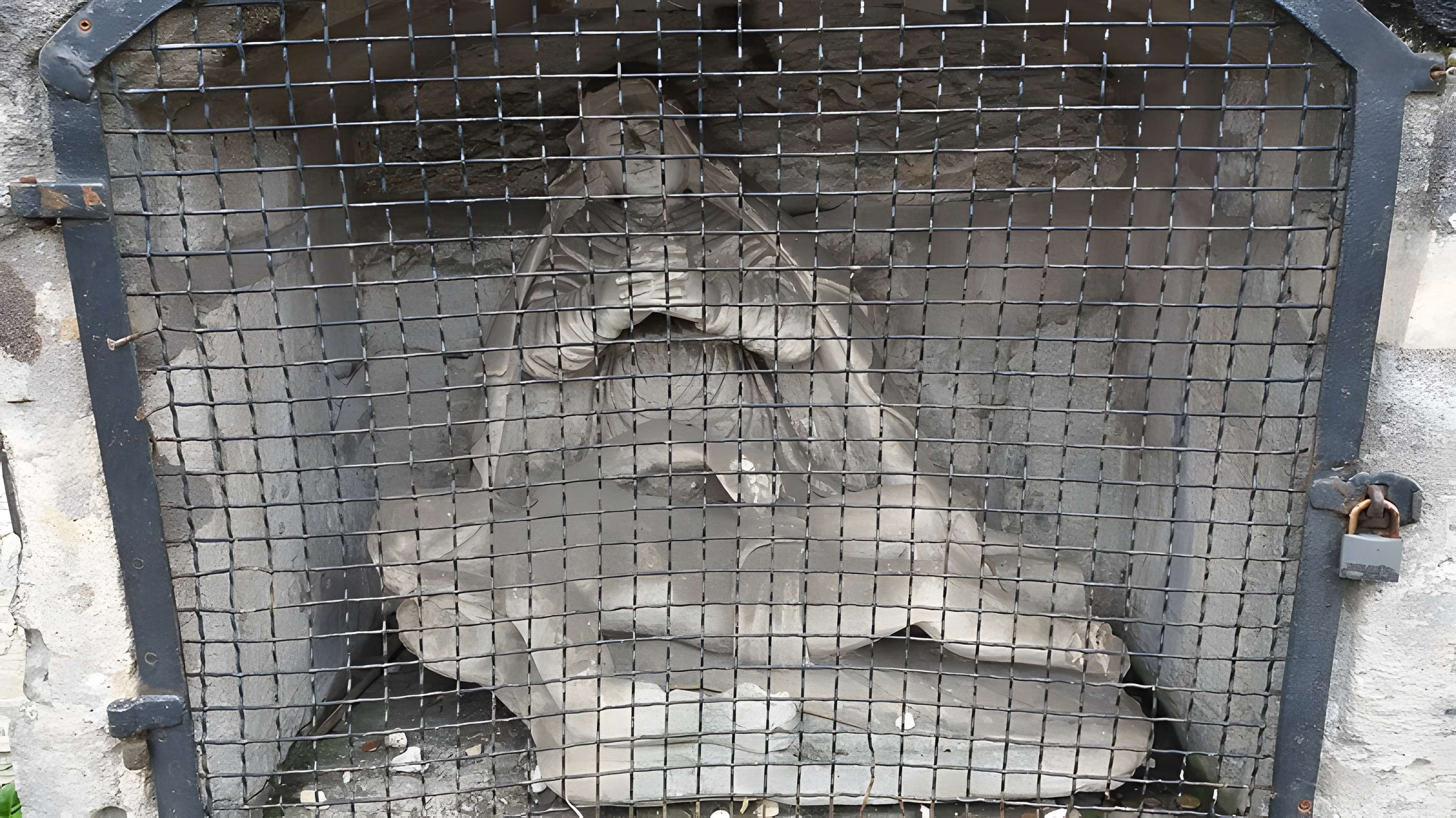 Croix de chemin en pierre dite Croix Gratien