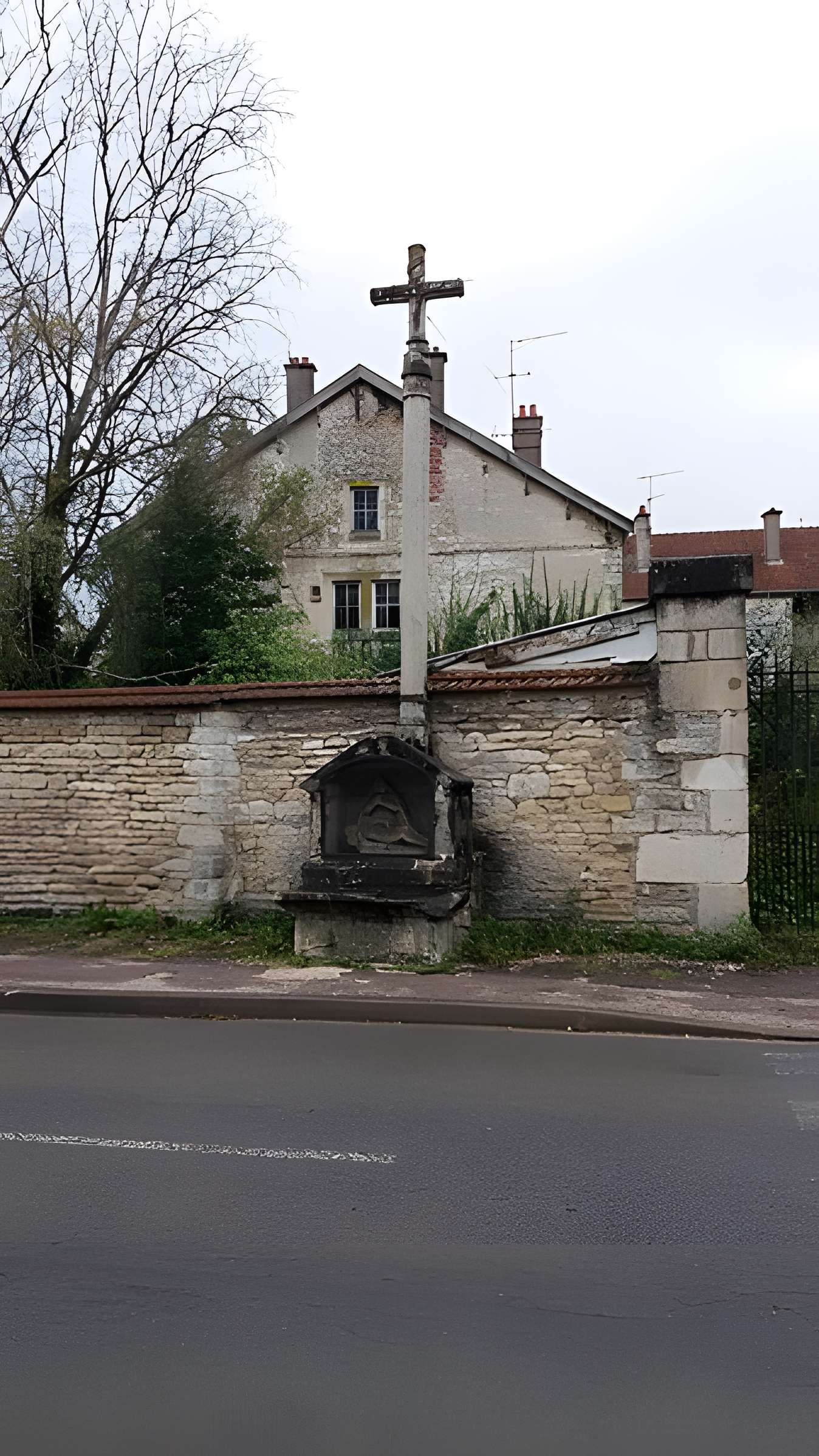 Croix de chemin en pierre dite Croix Gratien