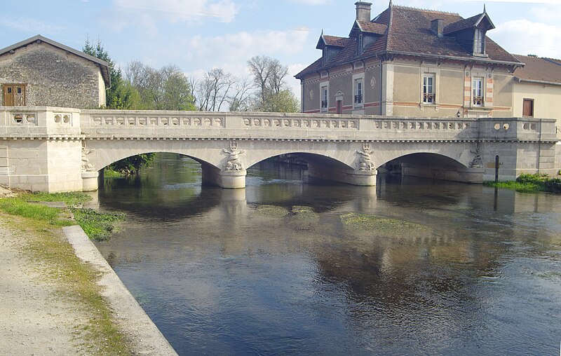 Photo de Pont XIXe siècle en pierre de trois arches