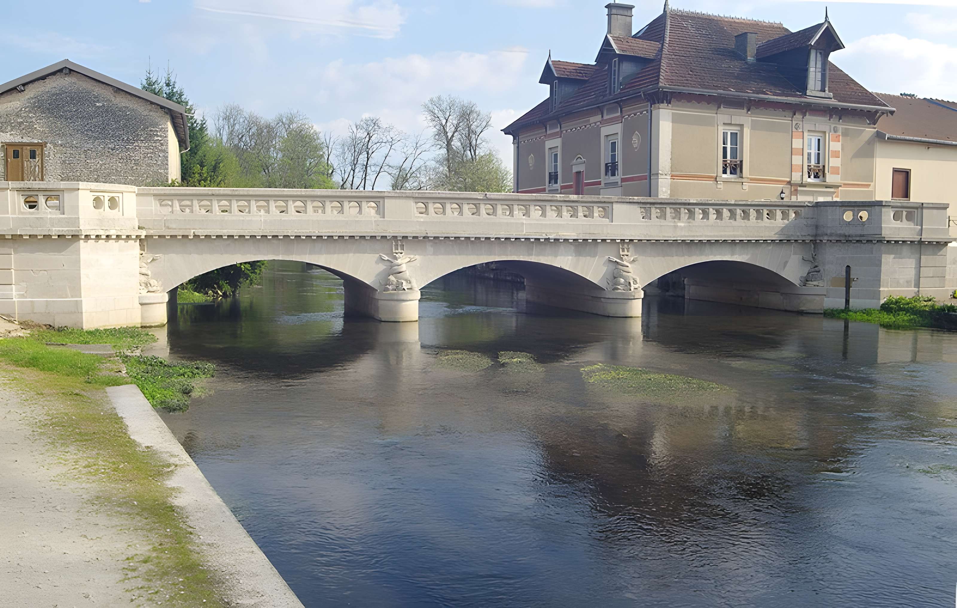 Pont XIXe siècle en pierre de trois arches