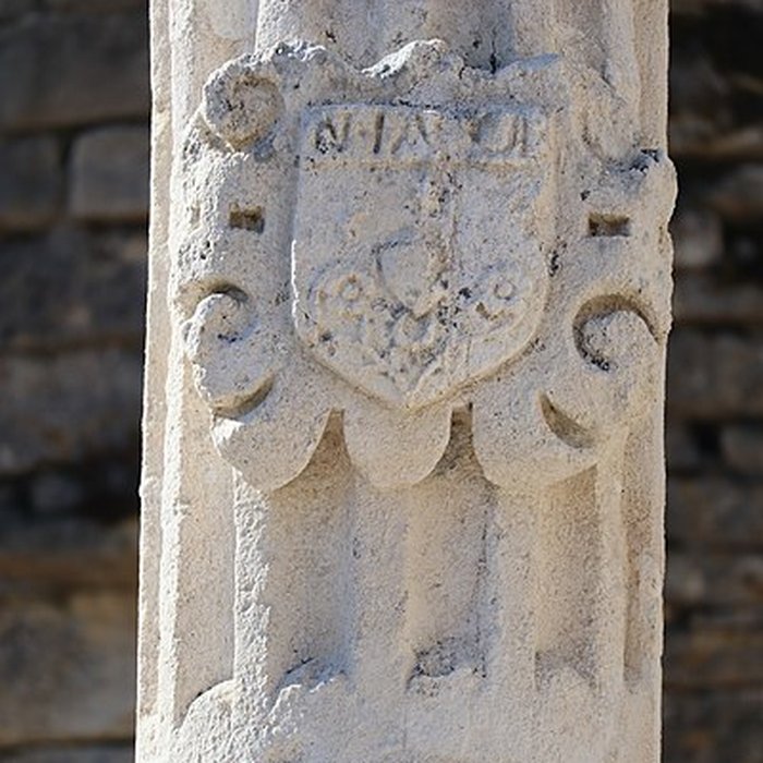 Photo de Croix située à lentrée du donjon