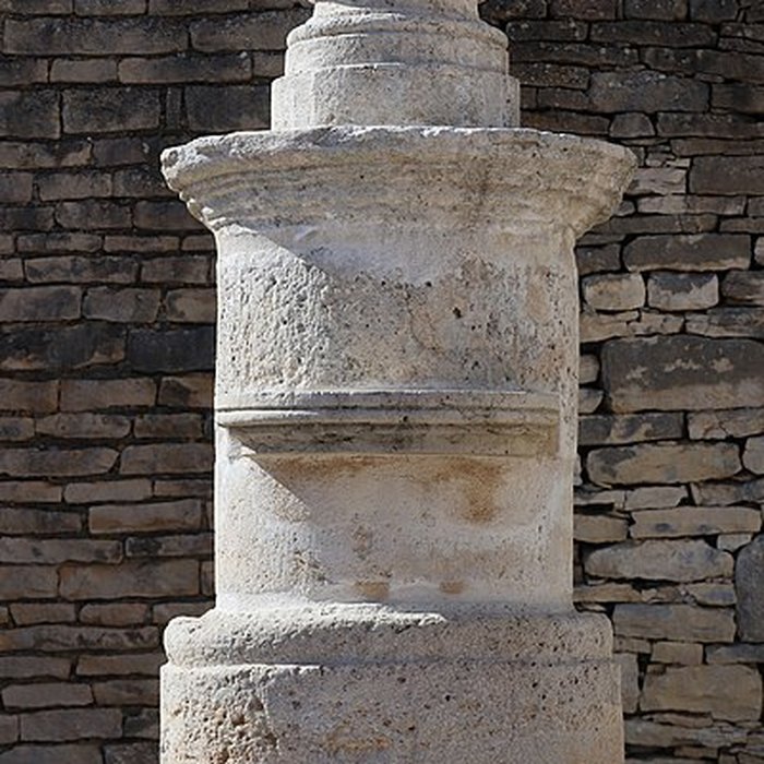 Photo de Croix située à lentrée du donjon