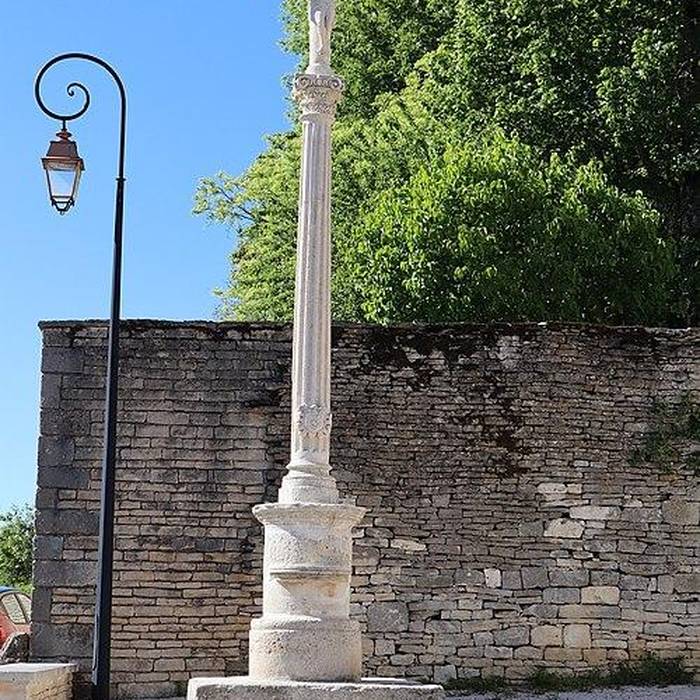 Photo de Croix située à lentrée du donjon