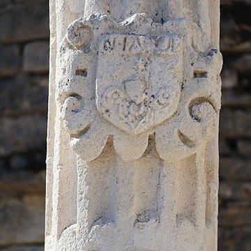 Croix située à lentrée du donjon
