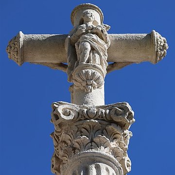 Croix située à lentrée du donjon