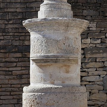 Croix située à lentrée du donjon