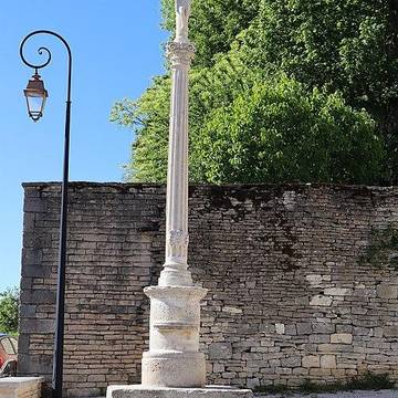 Croix située à lentrée du donjon