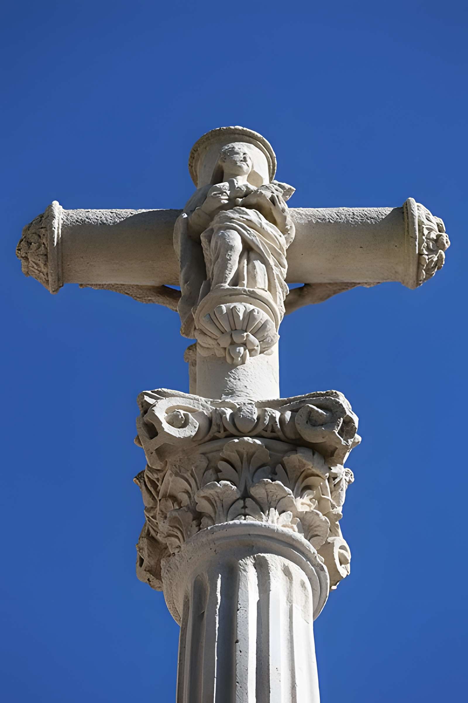 Croix située à l'entrée du donjon