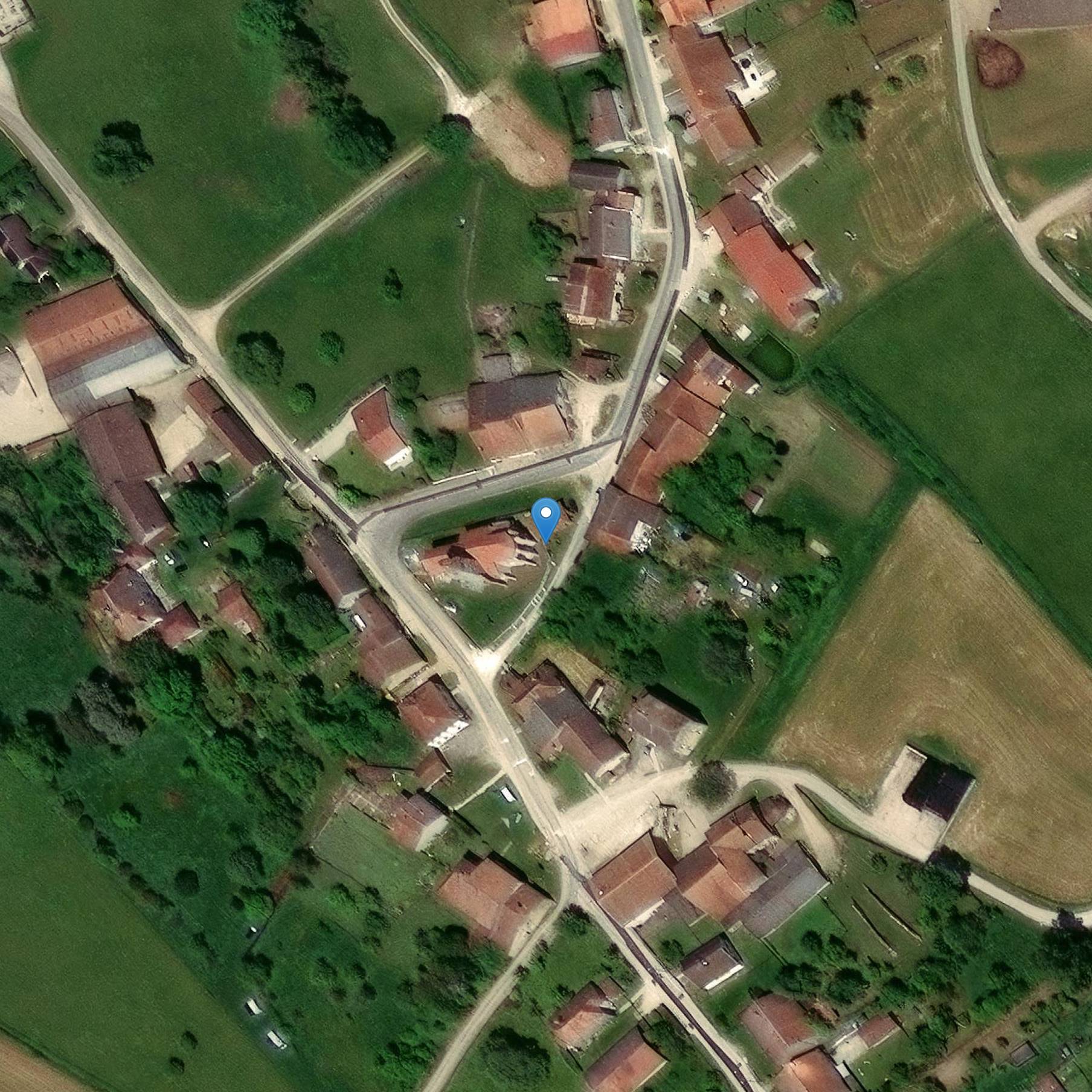 Photo de Fontaine adossée au mur d'enceinte de l'ancien cimetière