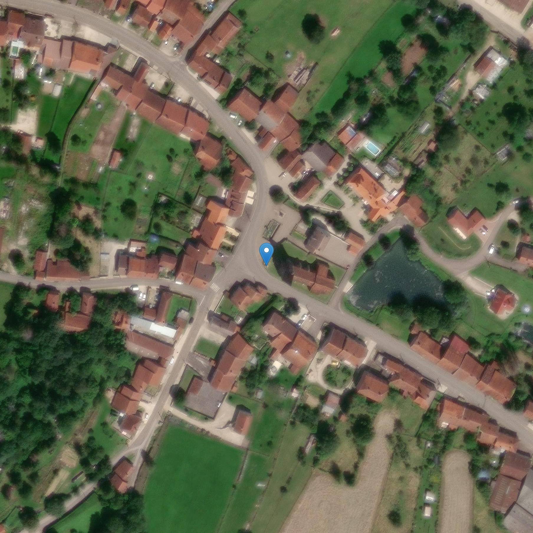 Photo de 位于墓地的16个十字架