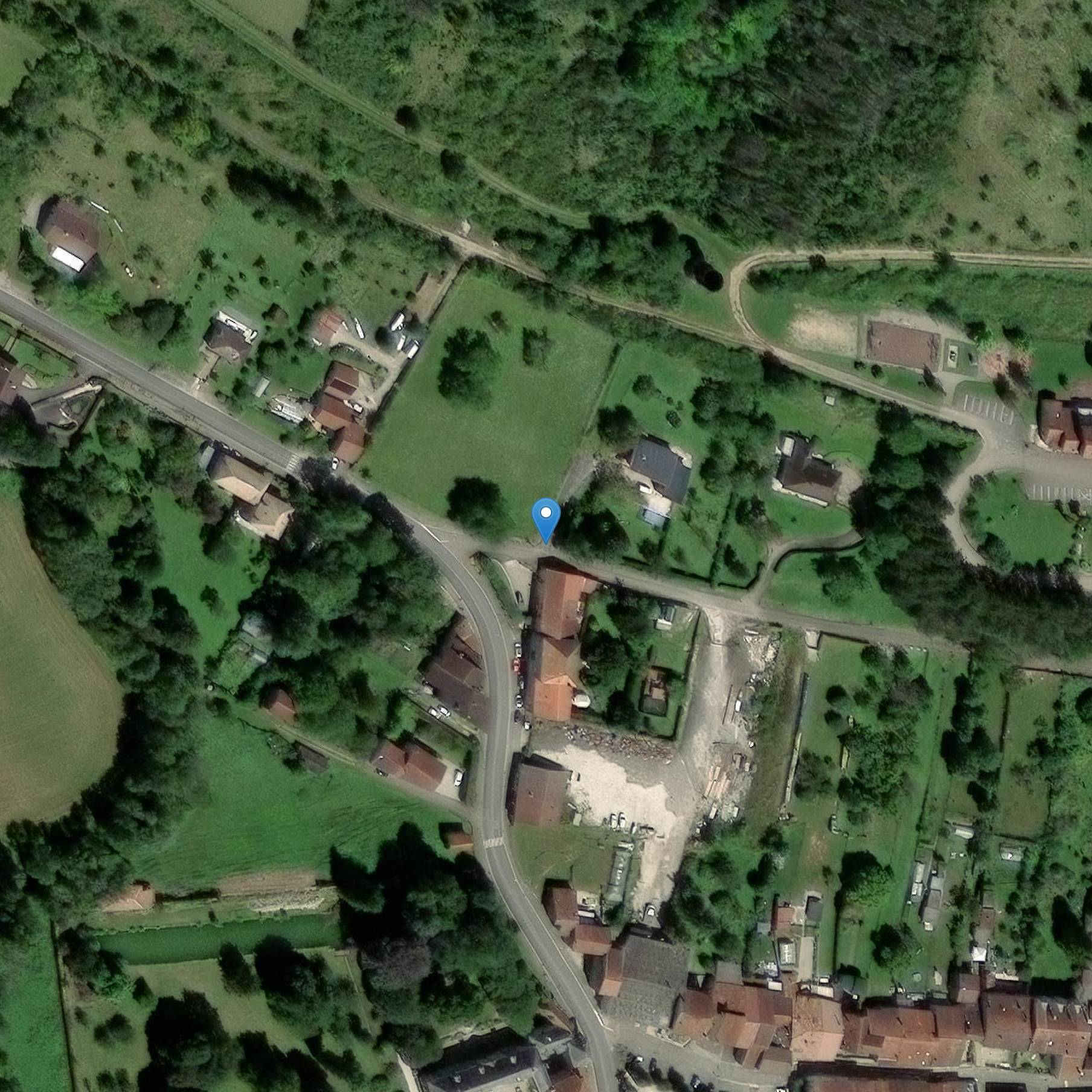 Photo de Weg kruising van 16s gelegen bij de ingang van het dorp