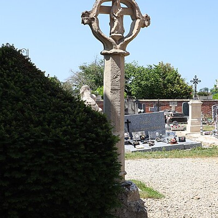 Photo de Croix de cimetière datant du 15s adossée à léglise