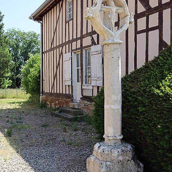 Photo de Croix de cimetière datant du 15s adossée à léglise
