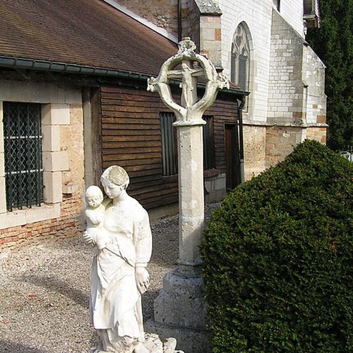 Photo de Croix de cimetière datant du 15s adossée à léglise