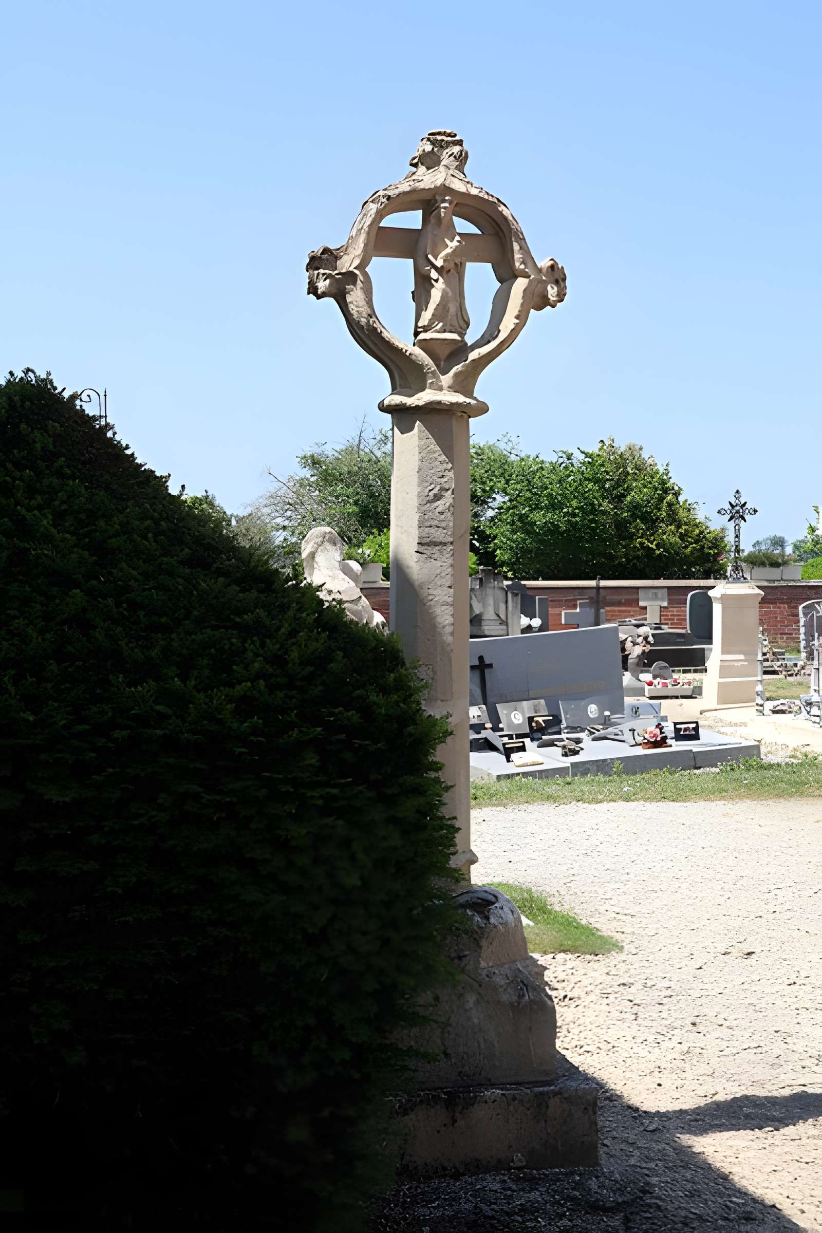 Croix de cimetière datant du 15s adossée à l'église