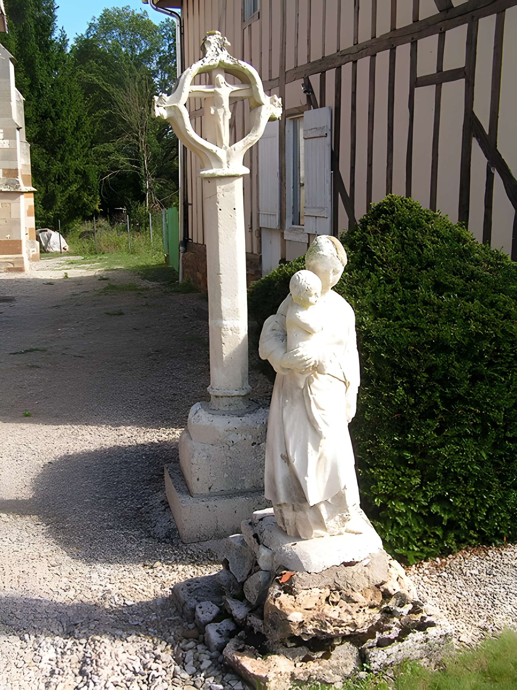 Croix de cimetière datant du 15s adossée à l'église