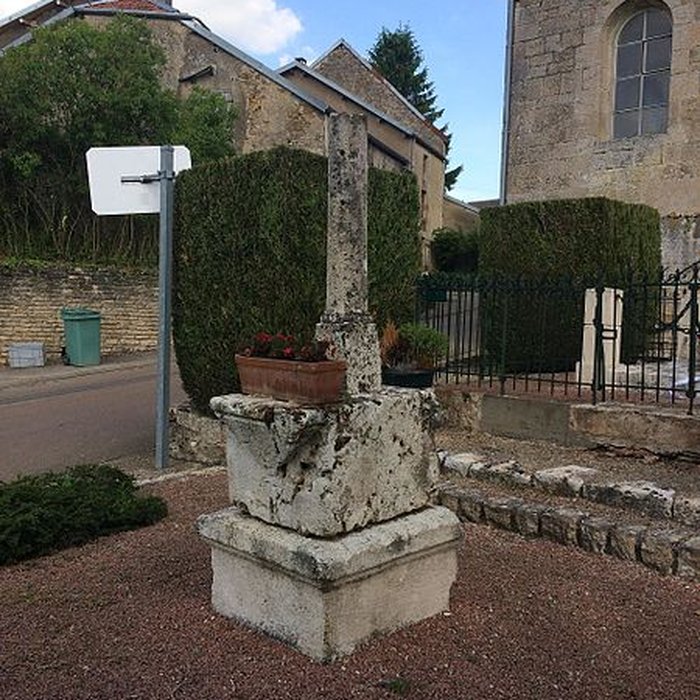 Photo de Croix 16s située à louest de léglise de Charmoilles